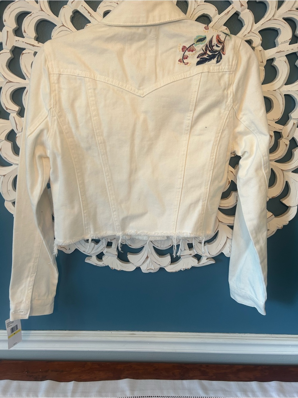NWT Jessica Simpson White Embroidered Cropped Denim Jacket - Picture 6 of 6